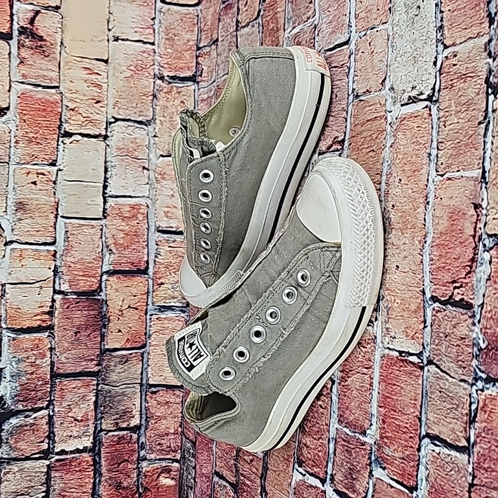 CONVERSE ALL-STAR CHUCK TAYLOR LACELESS LOWTOPS,  WOMANS SIZE 6.5 EUC